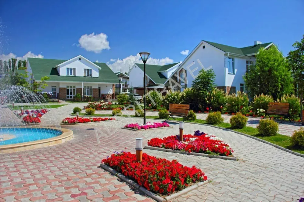 Цветы на главной аллее к пляжу