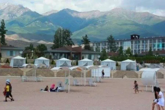 Пляж в отеле Коста Брава Иссык-куль