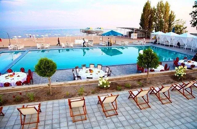 Бассейн в отеле Коста Брава Иссык-куль