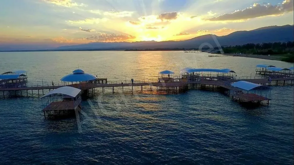 Большой пирс с местами для отдыха