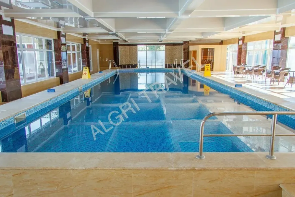 Крытый подогреваемый бассейн