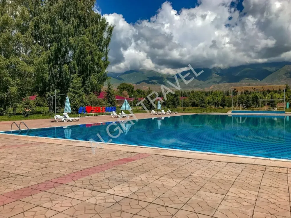 Бассейн в гостинице Солемар