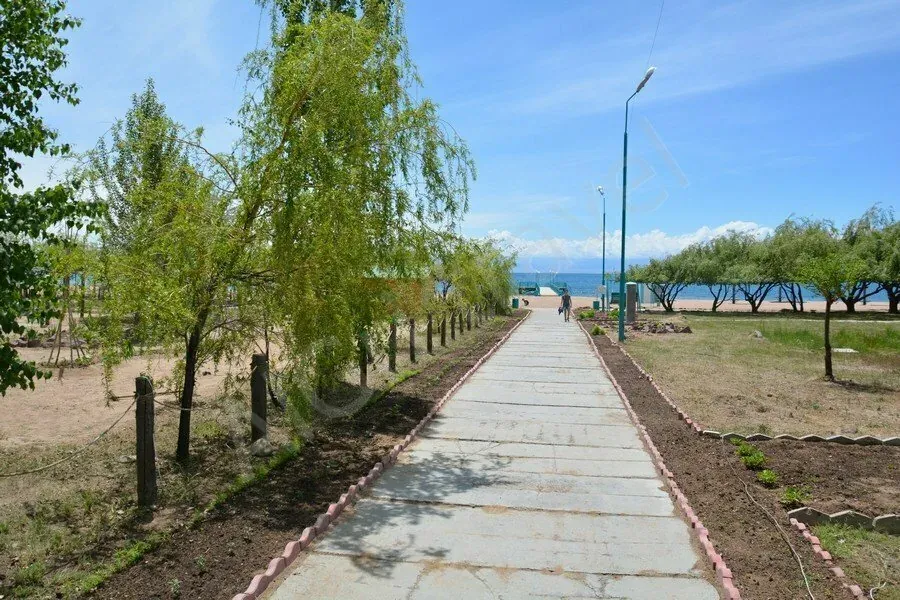 Центральная аллея к берегу