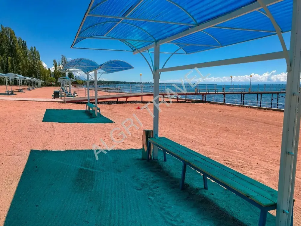 Оборудованный теневой зоной берег