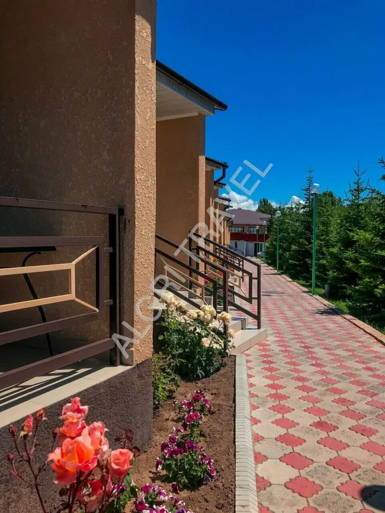 Аллея около коттеджей