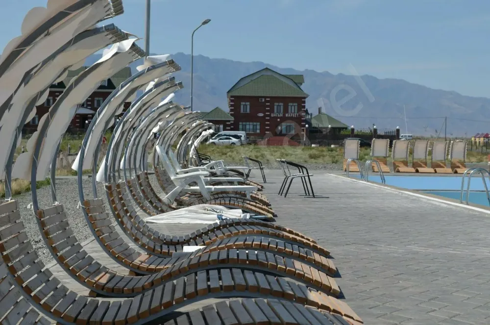 Шезлонги у бассейна 