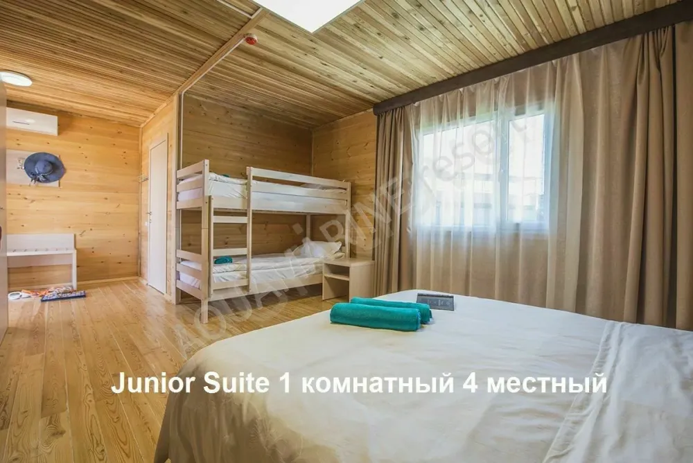 В номере двуспальная и двух ярусная кровати