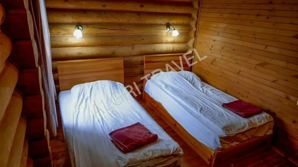 Сруб 4 местный в Аласу спальня