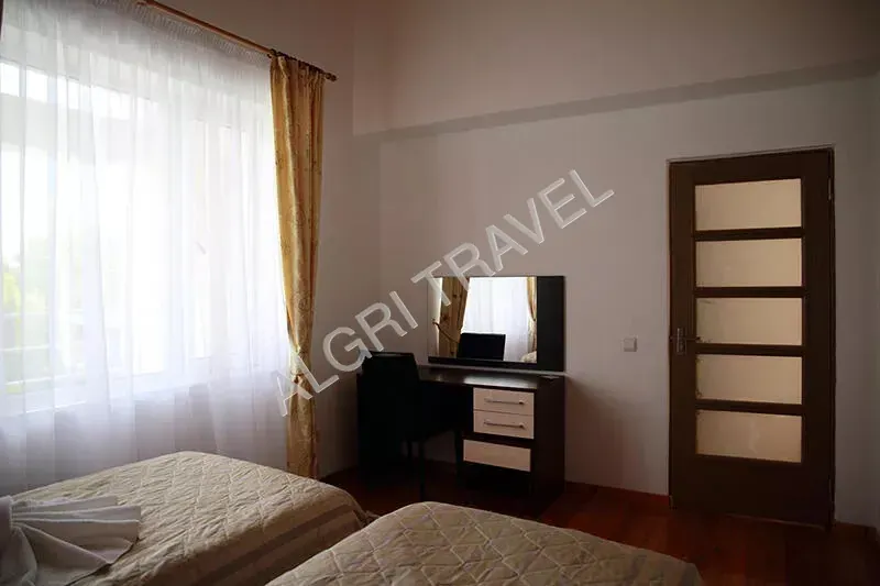 Спальня с раздельными кроватями