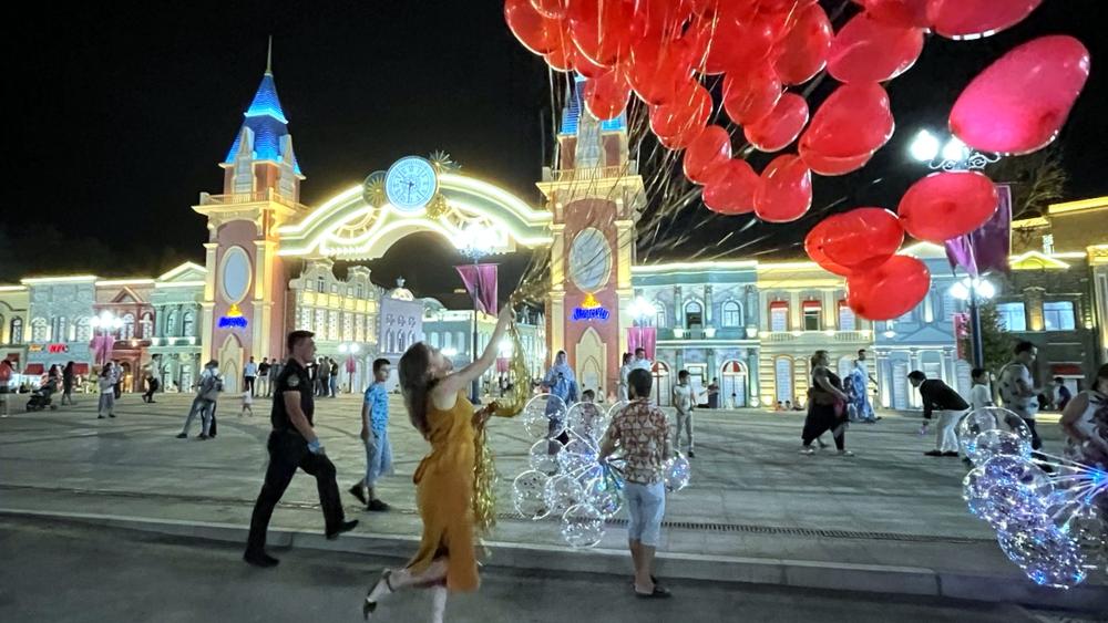 У ворот Мэджик Сити в Ташкенте