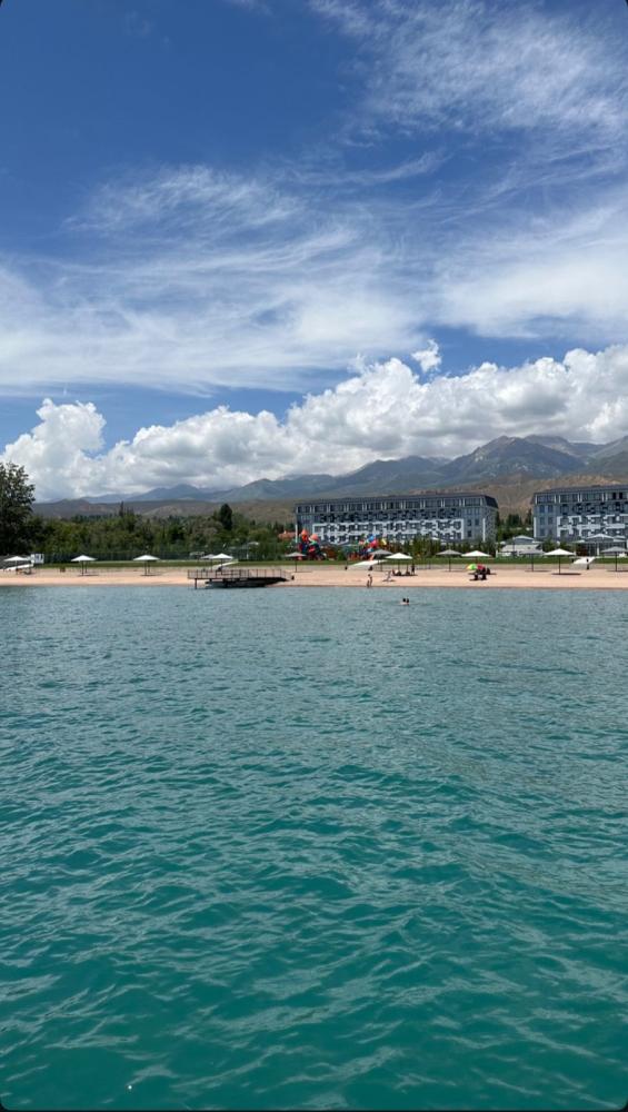 Вид со стороны озера на отель