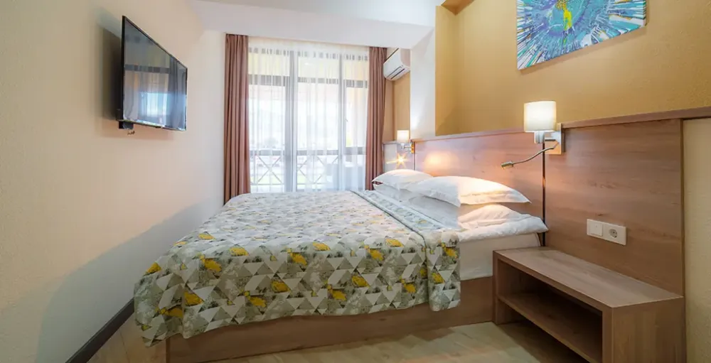 Спальня с двуспальной кроватью в номере Адель