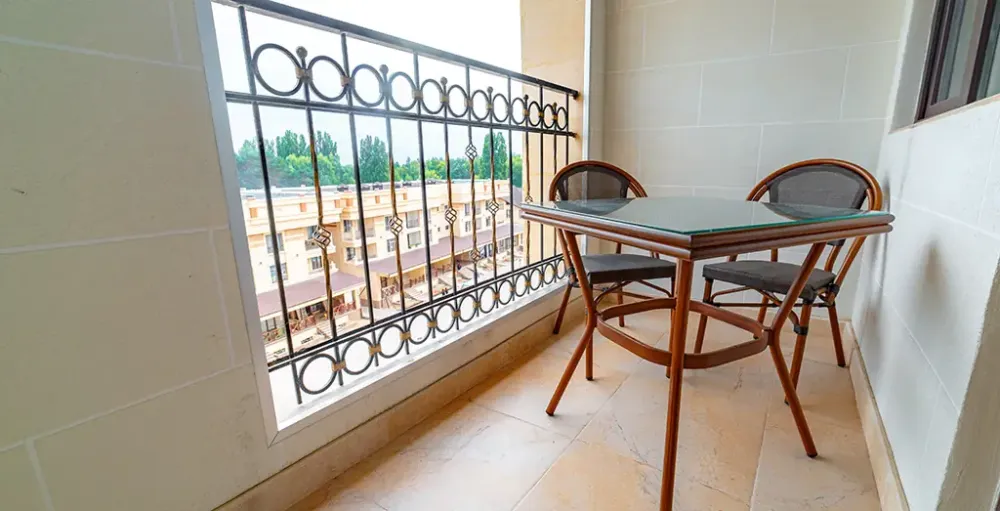 Терраса с плетёной мебелью в номере Адель