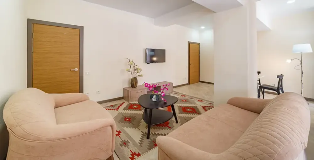 Гостиная зона с диванами в номере Беатрис