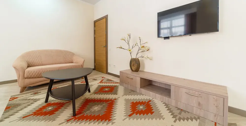 Зона отдыха с телевизором в номере Беатрис