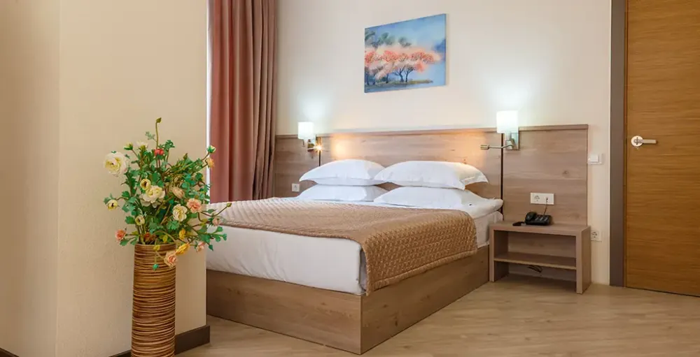 Вторая спальня и рабочая зона в номере Беатрис