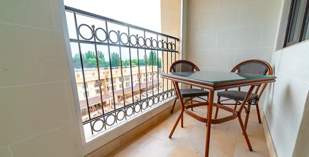 Балкон с мебелью и видом