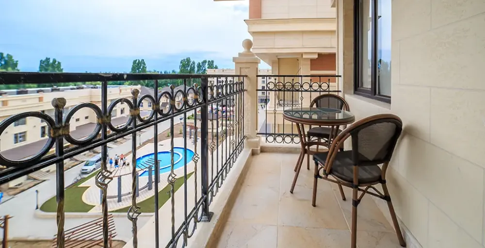 Второй балкон номера с зоной отдыха