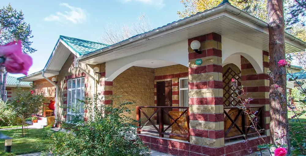 Коттедж Пальмира — внешний вид и терраса