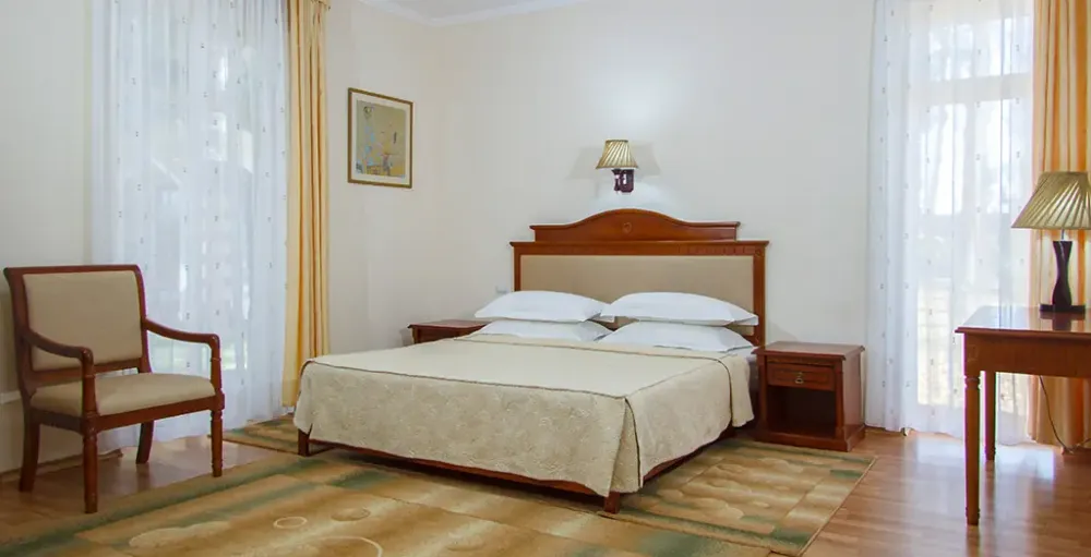 Спальня с двуспальной кроватью в коттедже Пальмира