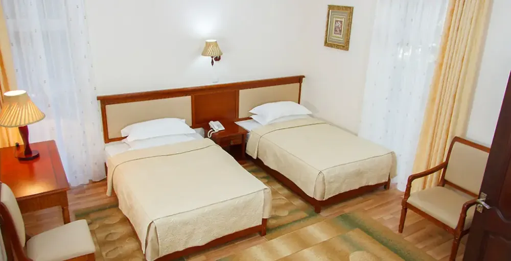 Спальня с раздельными кроватями