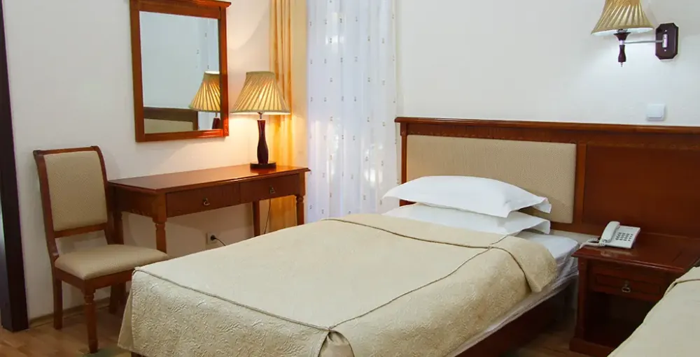 Спальня с мебелью и рабочей зоной в коттедже Пальмира