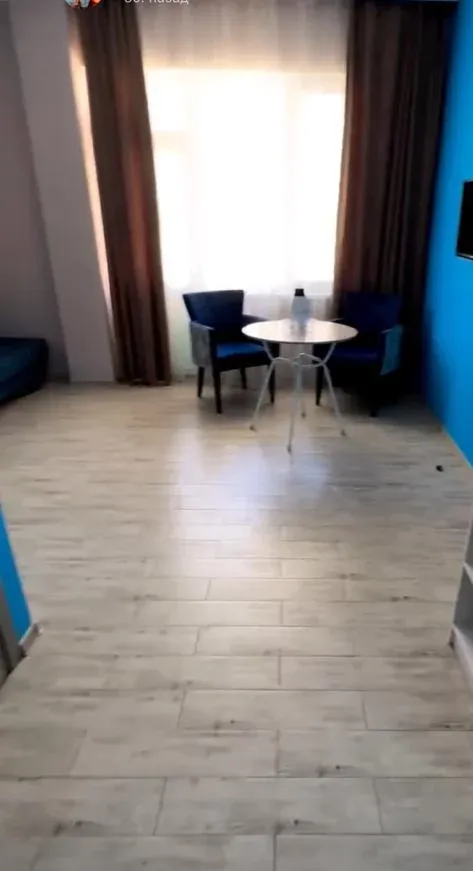 Гостиная зона с креслами и столиком в номере