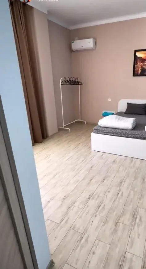 Спальня с двуспальной кроватью в семейном номере Посейдон Алаколь