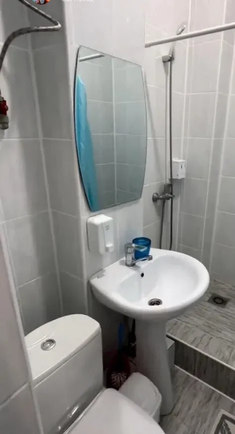 Санузел в семейном номере отеля Посейдон Алаколь душ и раковина