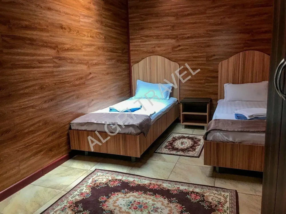 Первая спальня с раздельными кроватями