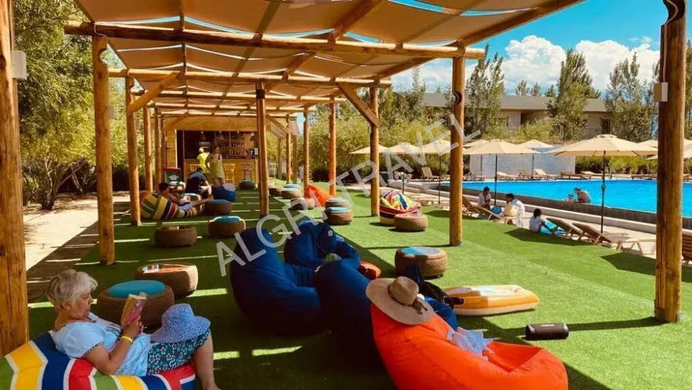 Пуфы около бара