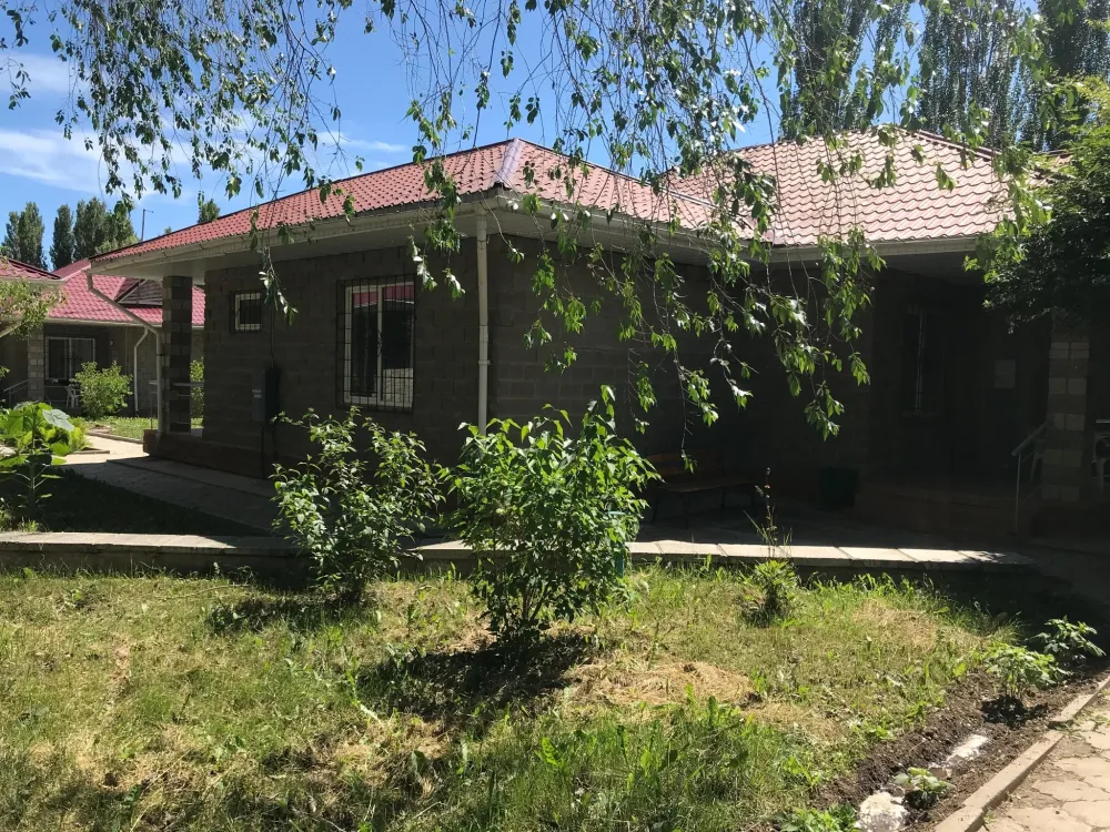 Озелененная территория около бунгало