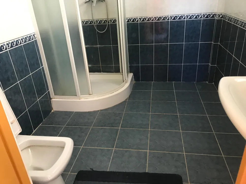 Санузлы в номерах бунгало пансионата Аян резорт