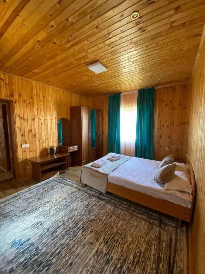 комната с двуспальной кроватью в номере Полулюкс