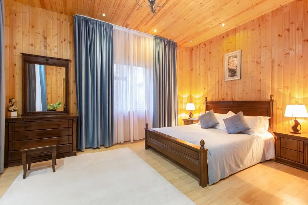 Спальня с большой кроватью