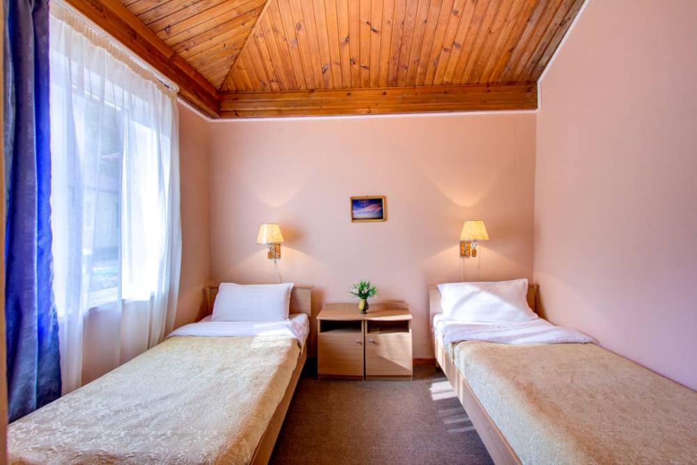 Спальня с раздельными кроватями