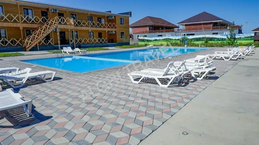 Шезлонги у бассейна