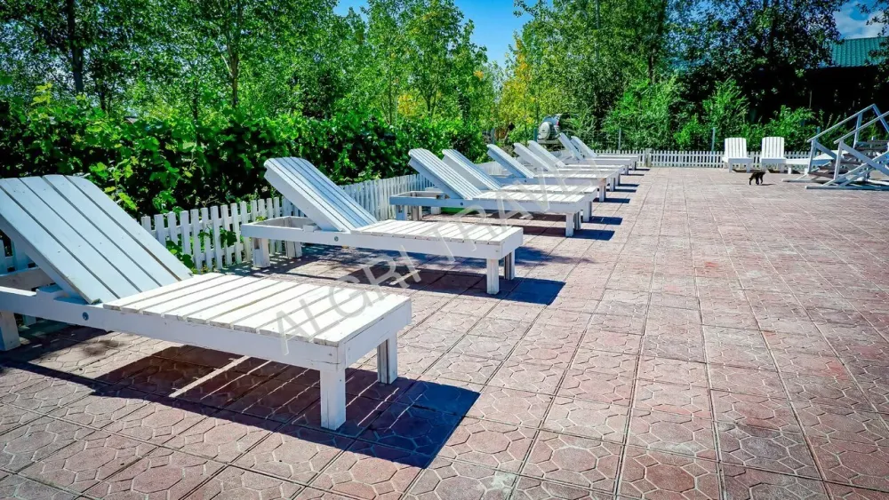 Зона шезлонгов у бассейна