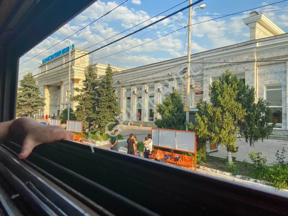 Вид из окна поезда на ЖД Вокзал Алматы