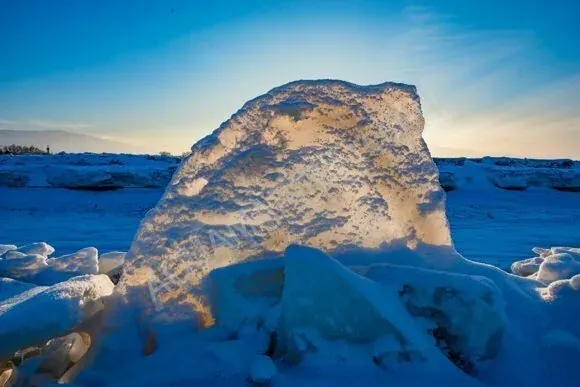 Глыба льда зимой на Алаколе