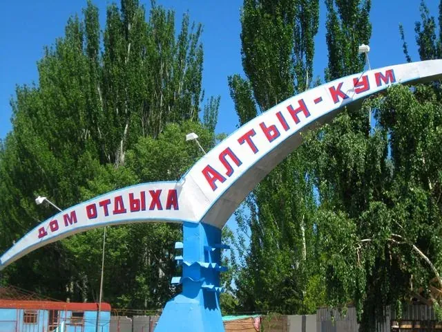 Стелла при входе в пансионат Алтын кум на озере Иссык-куль