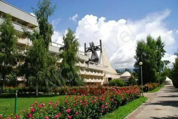 Главный корпус санатория Аврора на озере Иссык-Куль