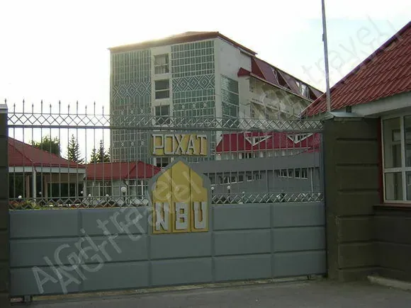 Вход и главный корпус