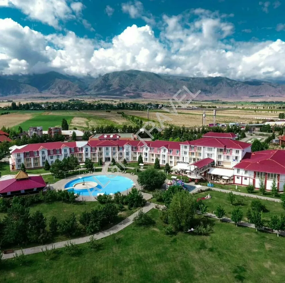 Центральная площадка с бассейном