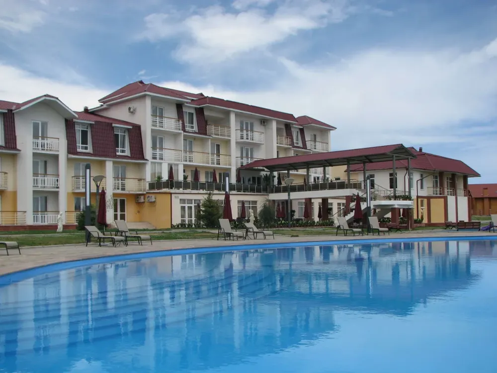 Вид на корпус и бассейн