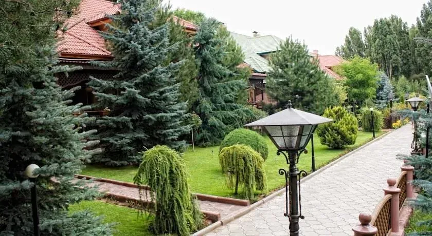 Прогулочная зона между коттеджами