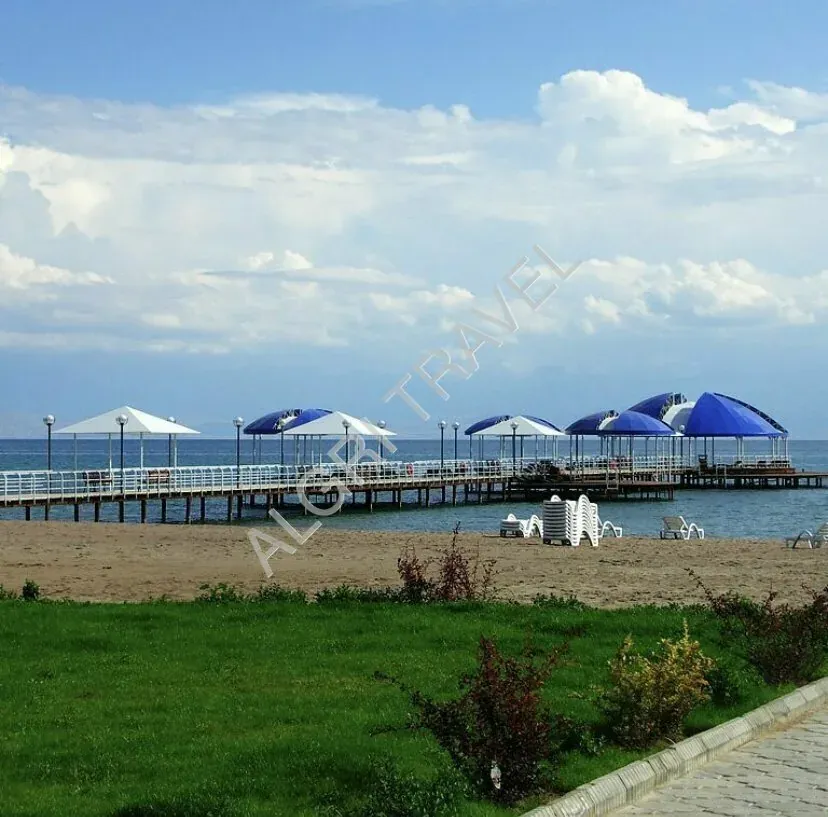 Широкая береговая линия, песчаный пляж