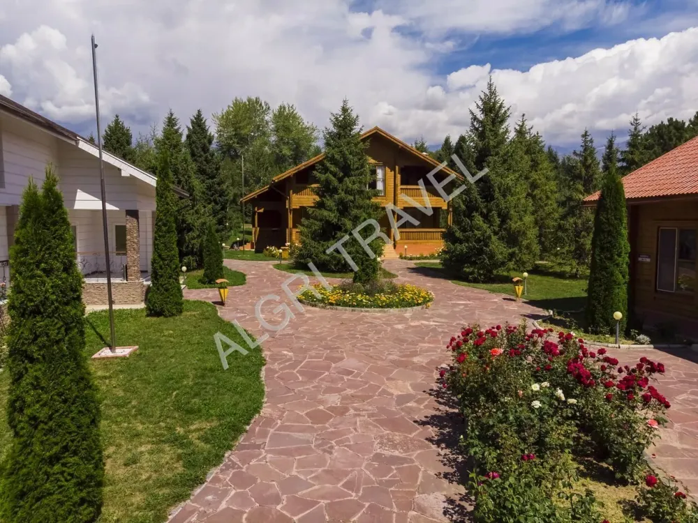 Коттеджи и зеленые полянки