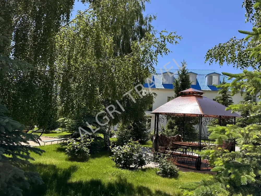 Территория утопает в зелени