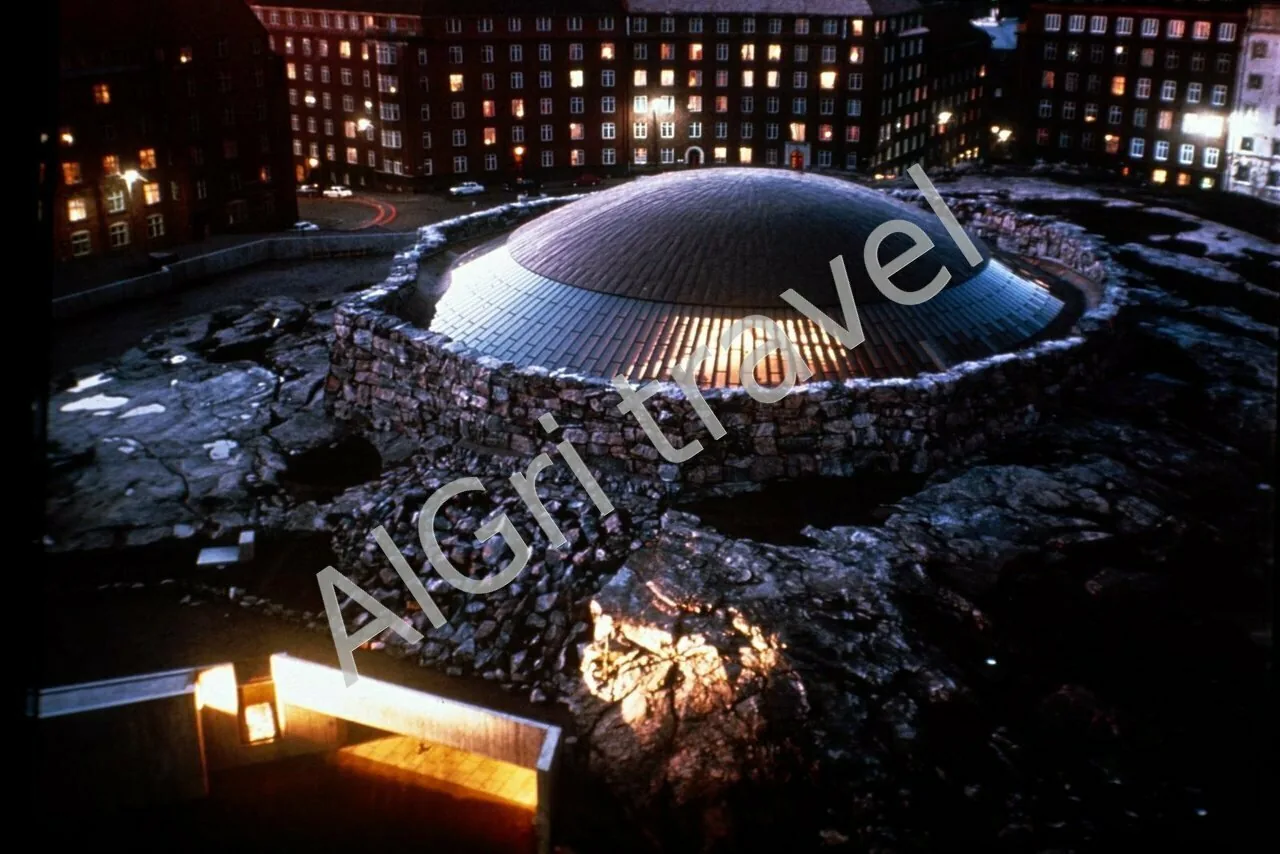 Церковь Темппелиаукио в Хельсинках интересно посмотреть вне зависимости от вероисповедания. Она вырублена прямо в скале и выглядит космически. Вход около 3 €. Если повезет, удастся послушать орган. Туры в Финляндию, Церковь Темппелиаукио